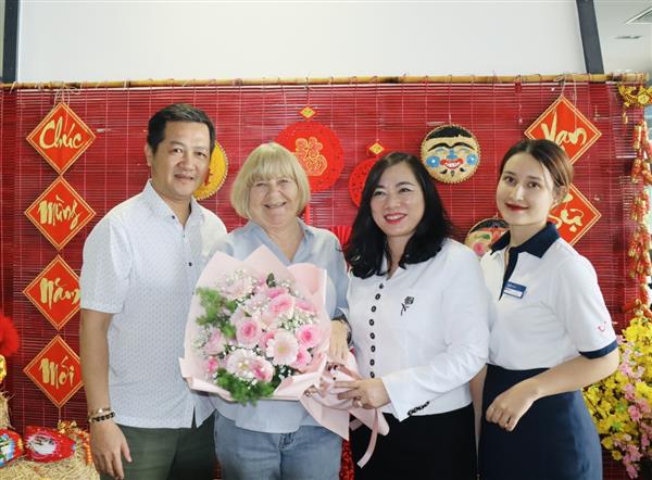 Giám đốc Sở Du lịch Khánh Hòa thăm du khách Đan Mạch có hơn 25 lần đến du lịch, đón Tết ở Nha Trang